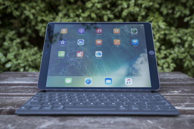 Az iPad Pro 10.5 áttekintése: A legjobb iPad elég jó? ipad pro 105 stand2