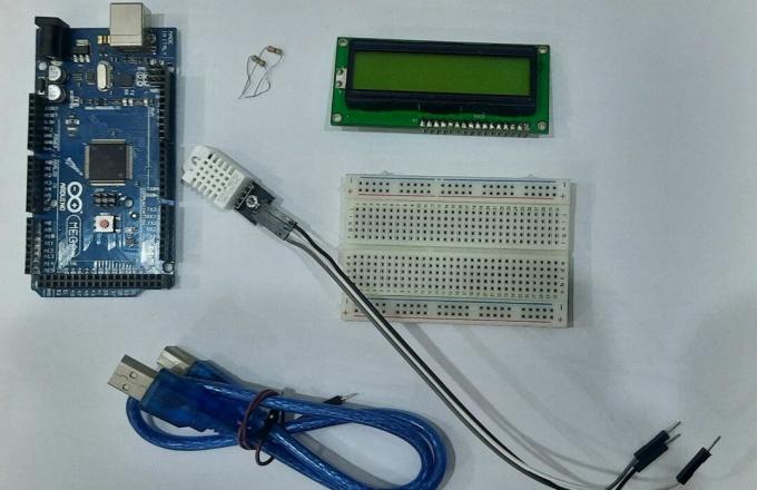 Arduino Mega érzékelővel, LCD-vel, kenyérpirítóval, ellenállásokkal és csatlakozókkal