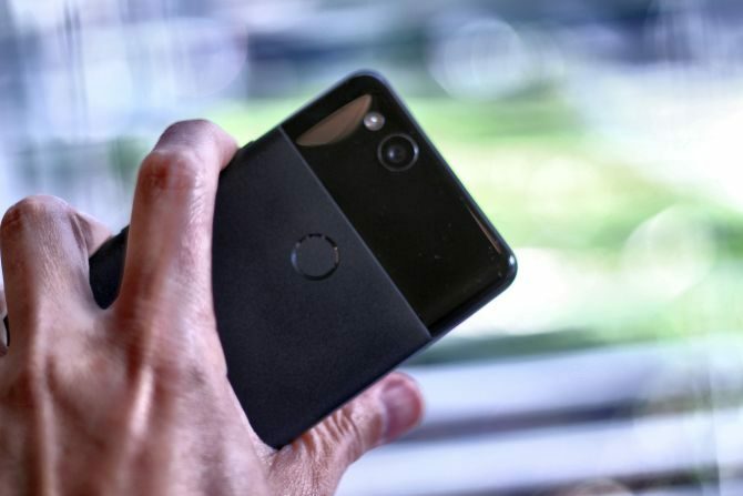 A Google Pixel 2 áttekintése: Ez a legjobb okostelefon valaha? google pixel 2 tartja a kezében 670x447