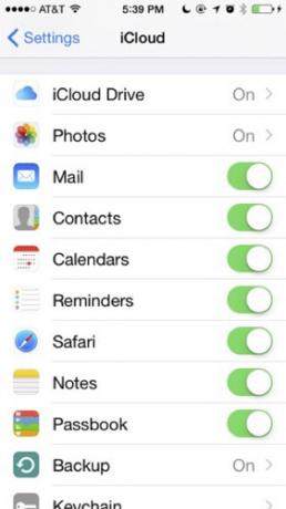 iCloud meghajtó beállítása iPhone képernyőképeken