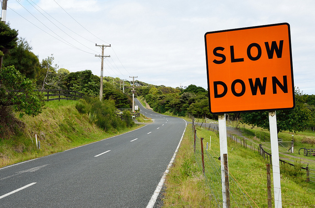 lassítás-road-sign
