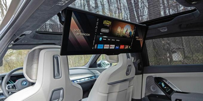 BMW i7 leeresztett Theatre Screen-vel