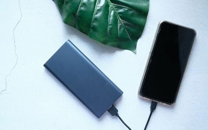 Power Bank mobil eszközök töltéséhez az asztalon