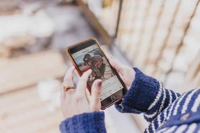 Kezek görgetés az Instagram feedben