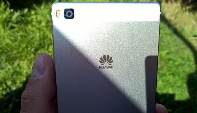 MUO-hardwarereviews-huaweip8-vissza