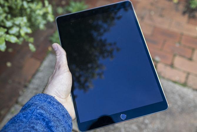 Az iPad Pro 10.5 áttekintése: A legjobb iPad elég jó? ipad pro 105 kéz