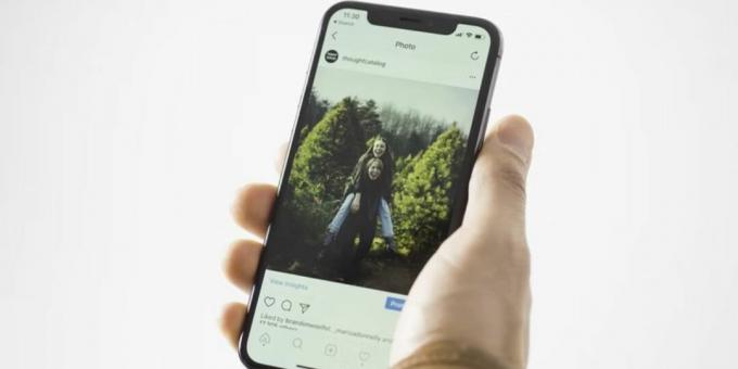 iphone-t tartó személy, aki Instagram-bejegyzést mutat 