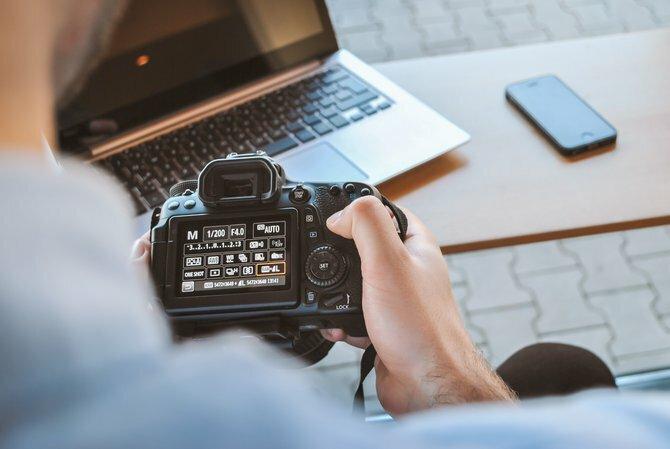 A DSLR fényképezőgép beállításai, a Raw opcióval kiemelve