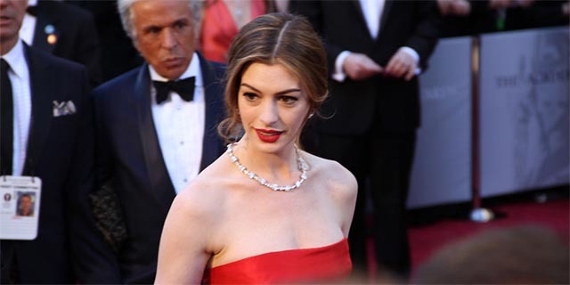 foglalkozik-with-online-gyűlölők-Anne-Hathaway