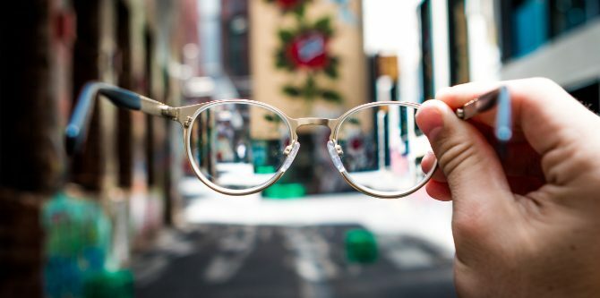 Kezében szemüveg az utcán