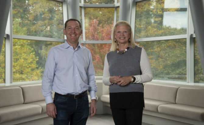 A Red Hat vezérigazgatója, Jim Whitehurst és az IBM vezérigazgatója, Ginni Rometty