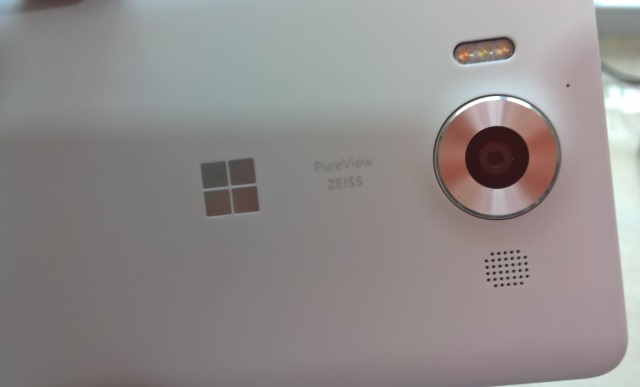 MUO-hardwarereview-lumia950-műanyag