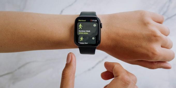 Egy Apple Watch sportpánttal, amely szabadtéri sétaedzést jelenít meg